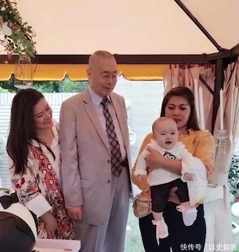 宅曝光妻子女儿欢乐弹琴跳舞独自感受生活p