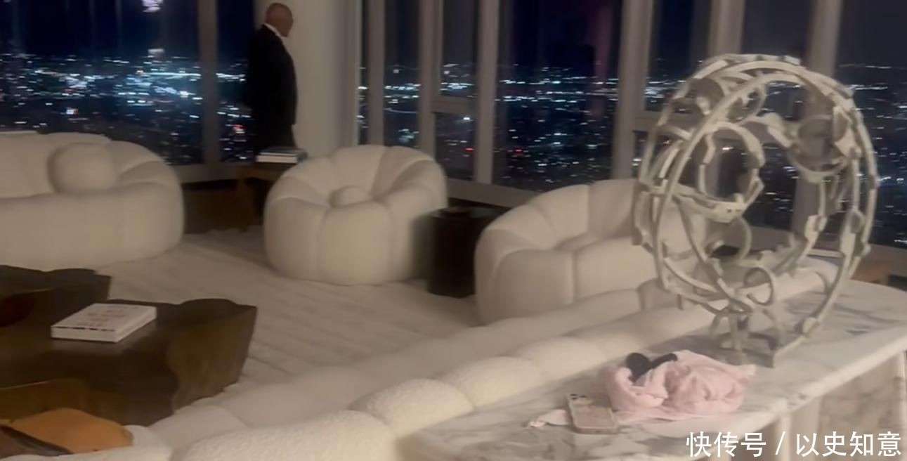 宅曝光妻子女儿欢乐弹琴跳舞独自感受生活pg电子模拟器免费版86岁刘诗昆新豪(图2)
