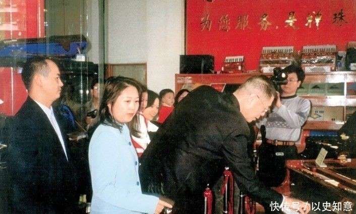 宅曝光妻子女儿欢乐弹琴跳舞独自感受生活pg电子模拟器免费版86岁刘诗昆新豪(图6)