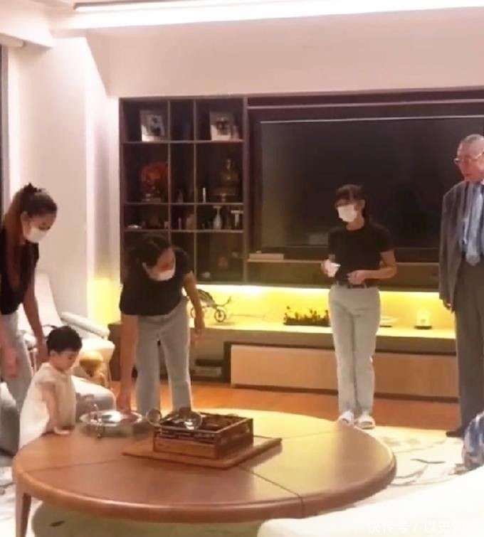 宅曝光妻子女儿欢乐弹琴跳舞独自感受生活pg电子模拟器免费版86岁刘诗昆新豪(图14)